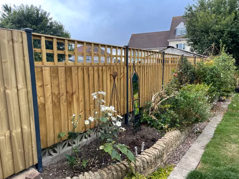 Trellis-top closeboard fence panels fitted with anthracite DuraPost supports and caps in Hanham